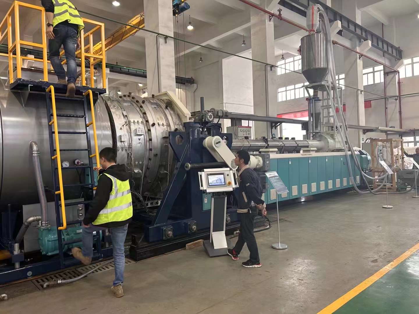 Фан Ли анализирует принцип, применение и разработку линии по производству экструзии труб