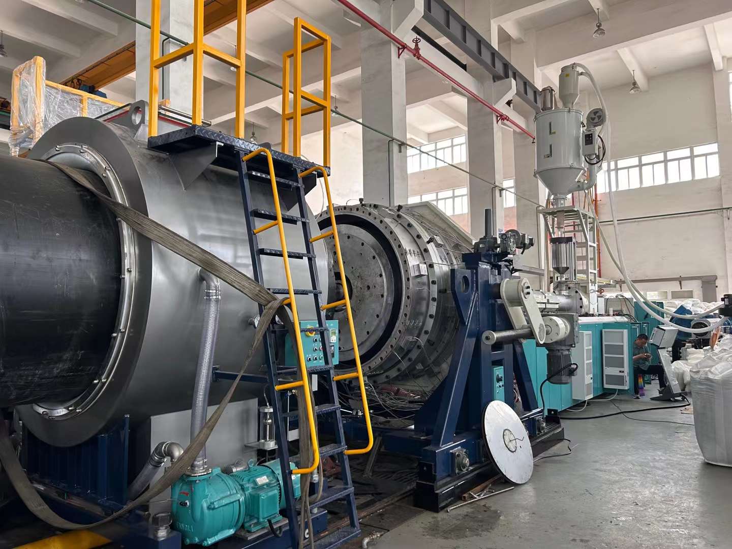 Трубы большой толщины и большого диаметра: как избежать провисания при экструзии труб